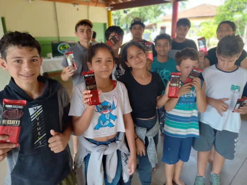 Doações de chocolate para os Participantes do Projeto Beija-Flor
